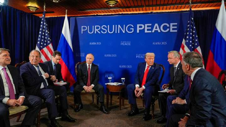 Arranca la reunión a puerta cerrada entre Trump y Putin bajo el lema "Persiguiendo la Paz" (+Video)