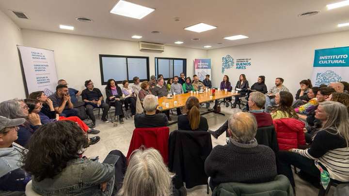La provincia defiende las bibliotecas y los teatros