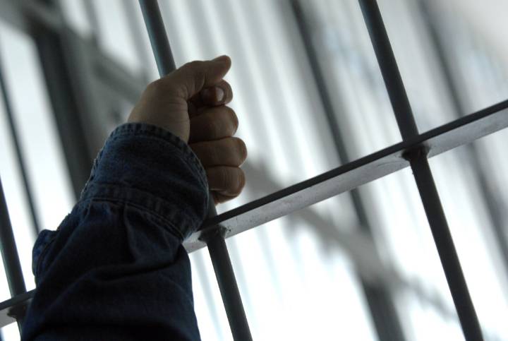 Inmigrante peruano denuncia condiciones “inhumanas” tras pasar 4 días detenido por ICE y ser hospitalizado