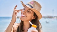Las zonas del cuerpo en las que olvidamos poner protección solar, según una dermatóloga: "Son puntos vulnerables"