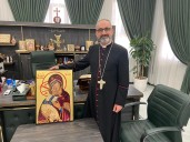 English priest presents Our Lady of Persecuted Christians icon to Iraqi bishop
