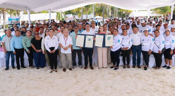 Gobierno de Isla Mujeres ondea con orgullo la Bandera ‘Blue Flag’ para Playa Centro y Playa Norte