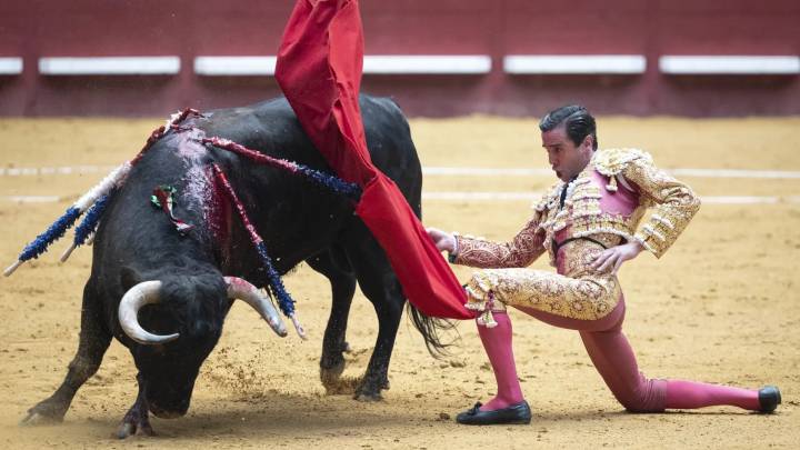Los desfondados toros 'vellosinos' y los fallos a espadas deslucen el arranque de la Semana Grande de San Sebastián