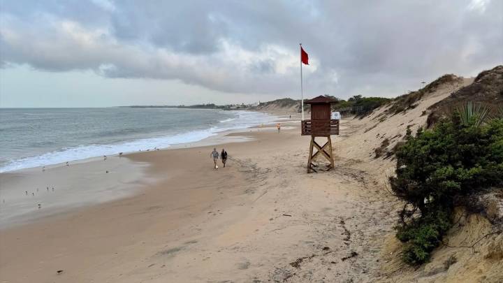 El fuerte oleaje en Cádiz se mantendrá hasta el jueves: las playas que mantienen la bandera roja y cuáles permiten el baño