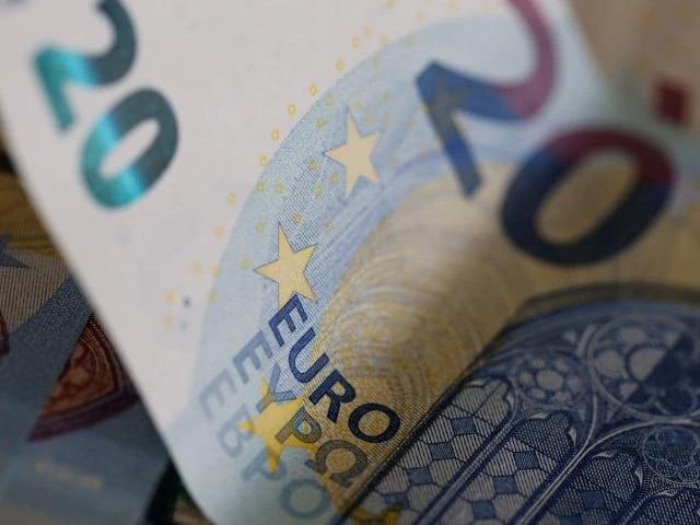 Euro zone yields steady ahead of US