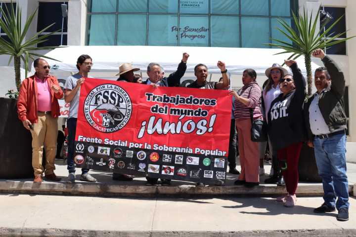 Mantienen maestros toma de Ciudad Administrativa ante la falta de pago