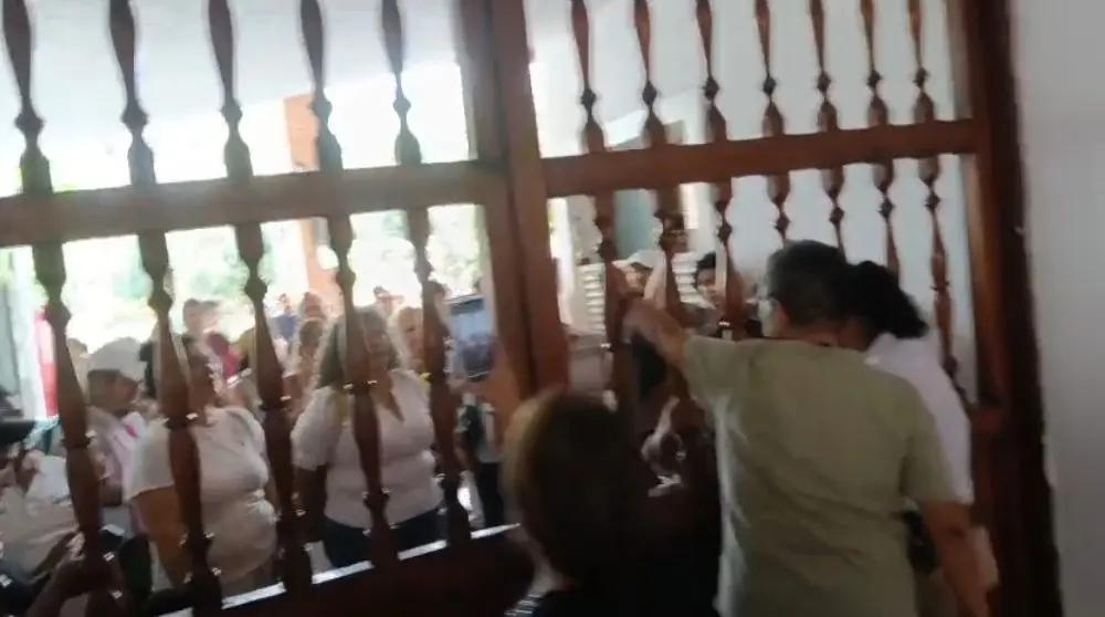 Denuncian agresión de policías municipales a reportero durante manifestación en Presidencia de Puerto Vallarta