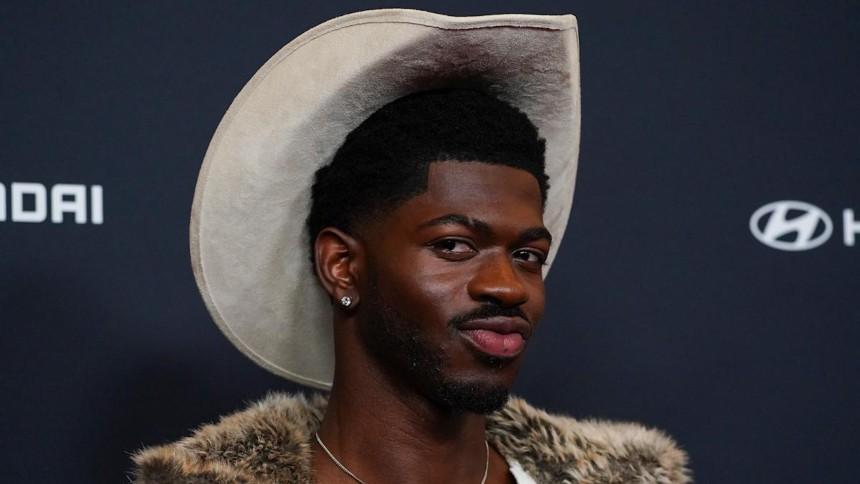 ¡Escándalo en Hollywood! Lil Nas X sorprende a todos al ser visto en ropa interior por las calles de Los Ángeles: sufre arresto y es llevado al hospital por una posible sobredosis.