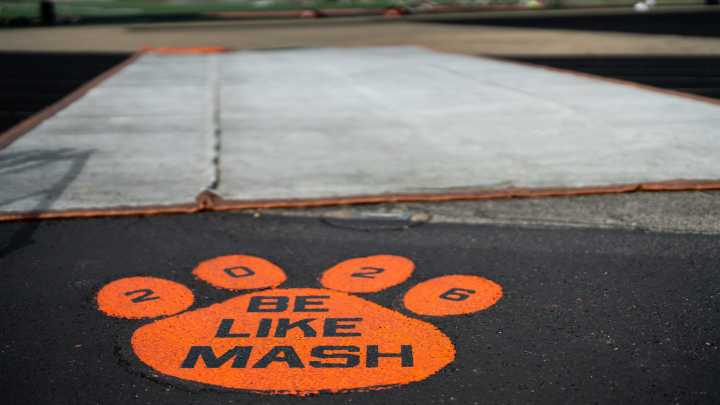 Green Bulldogs honor assistant coach James Mashburn; see the photos