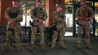 Los miembros de la Guardia Nacional en Washington comienzan a portar armas