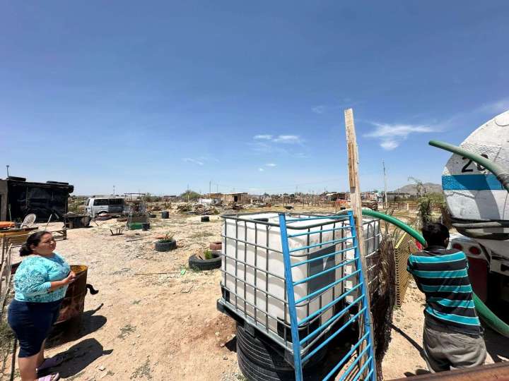 Continúa distribución de agua en Los Kilómetros