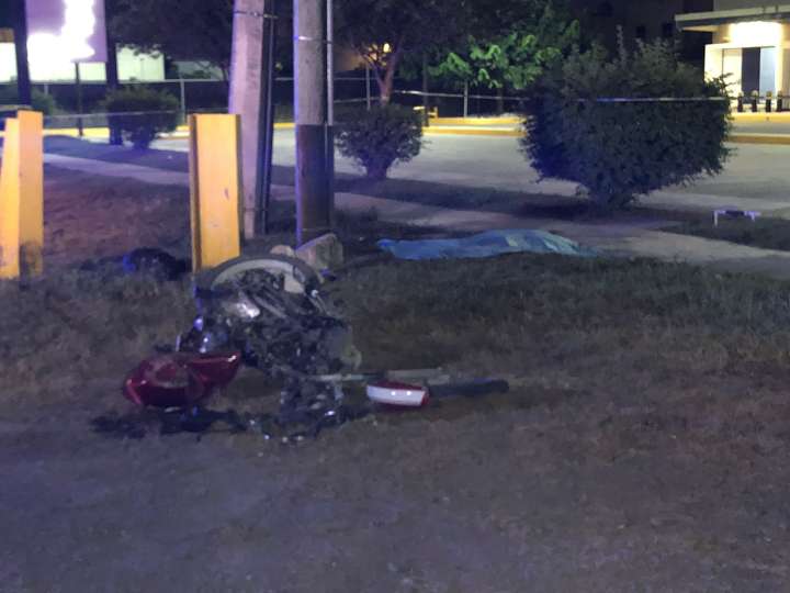 Auto embiste y mata a motociclista