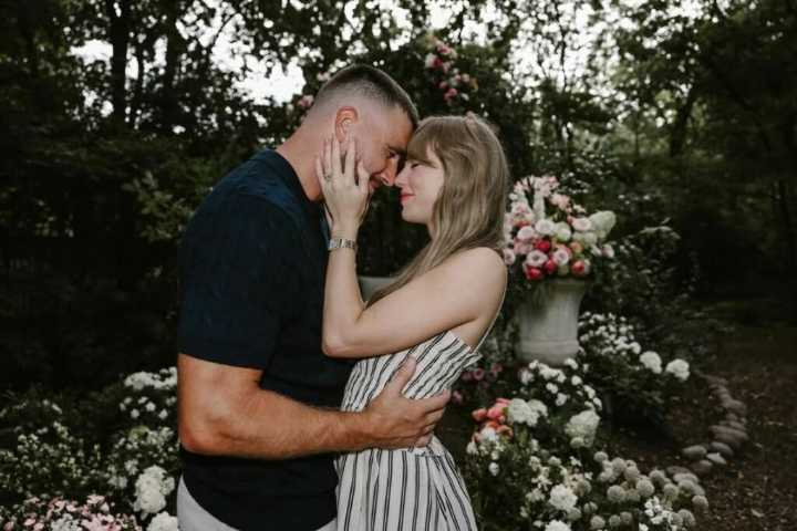 Taylor Swift se compromete con el jugador Travis Kelce