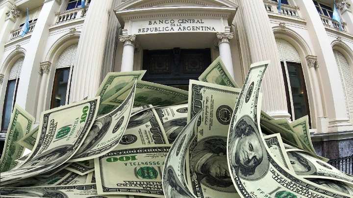 Fiebre por el dólar en julio: se produjo la mayor salida de divisas desde 2019
