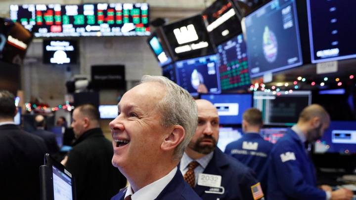 Wall Street se dispara luego de que Powell insinuó que podría haber rebaja de tasas en septiembre