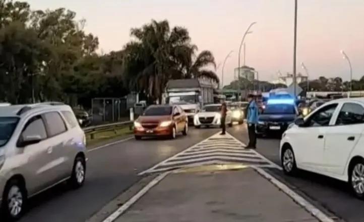 Un policía murió al perder el control de su moto en la avenida General Paz