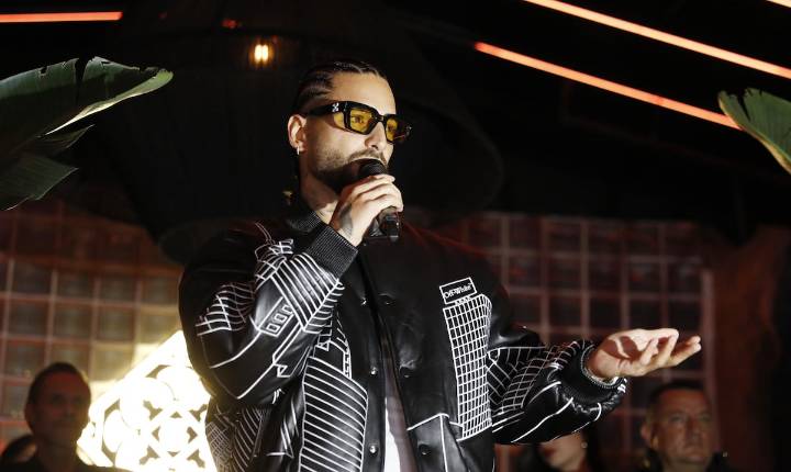 Maluma detiene concierto para regañar a una fan por llevar a su bebé