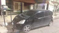 La policía busca a un conductor que chocó dos autos estacionados y huyó