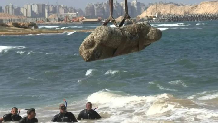 Egipto revela restos de ciudad sumergida de más de 2.000 años frente a Alejandría