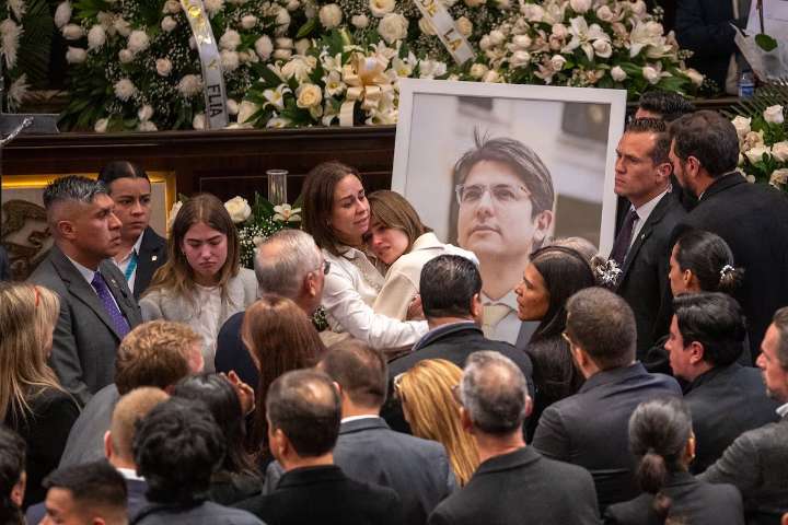 Esposa de Miguel Uribe Turbay y su padre le dan el último adiós al senador colombiano: Así fue el doloroso abrazo (+Video) 12 de agosto de 2025 | Internacional El cuerpo del precandidato a la presiden