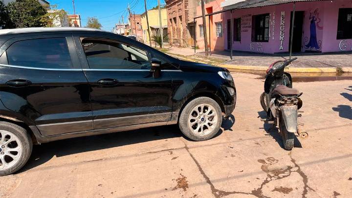 Violento choque entre un auto y una motociclista en pleno centro de Añatuya