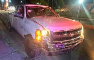 Impacta su camioneta contra poste de Telmex