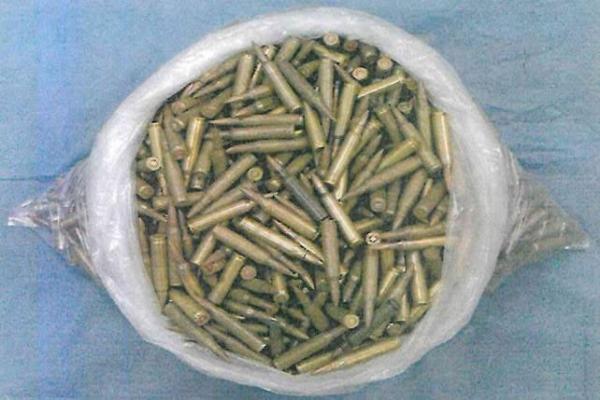 Por portación de armas, cargadores y cartuchos los vinculan a proceso