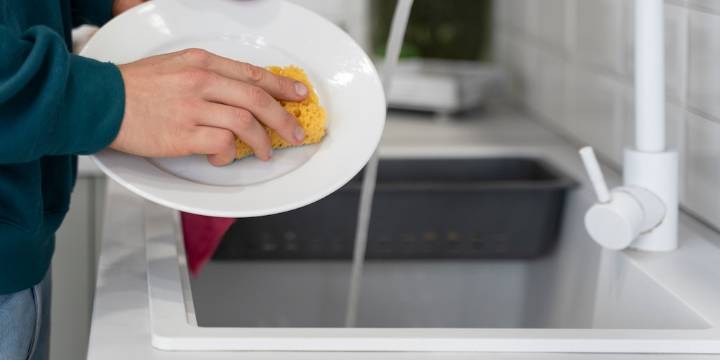 Esta es la razón por la que Protección Civil prohibió lavar trastes y bañarse durante las tormentas