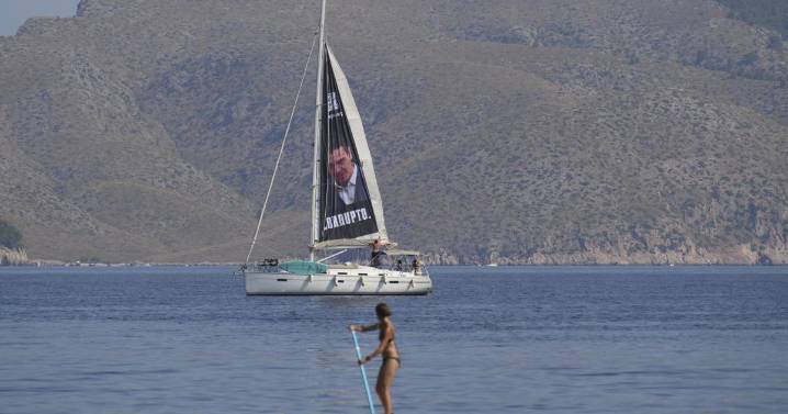 El velero de Hazte Oír navega por Mallorca con su lona de «Sánchez corrupto»