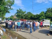 Bloqueo en carretera federal 200 por productores de papaya de Huaxpaltepec,; exigen liberación de fondos por siniestroscausados por el huracán Erick