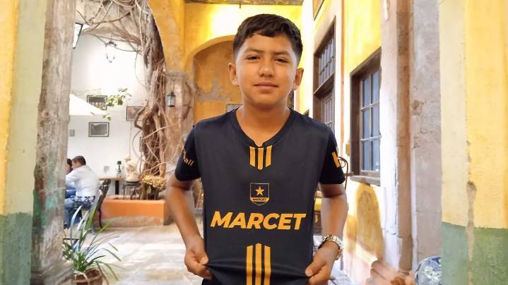 Niño de 11 años de Juventino Rosas gana beca para formarse en fútbol en Barcelona