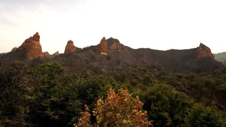 El fuego de Yeres tiñe de negro el oro de Las Médulas: las fotos del desastre
