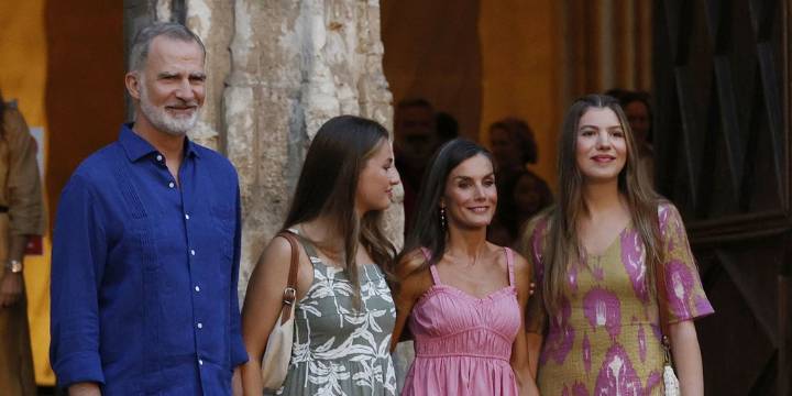 El estilismo de verano de la Reina Letizia lleno de guiños a la artesanía de Mallorca