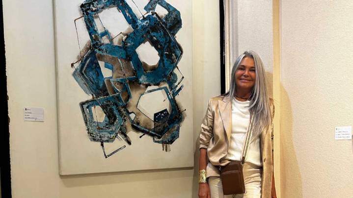 Vivi Berthet presenta en BADA 2025 su obra abstracta con pintura asfáltica