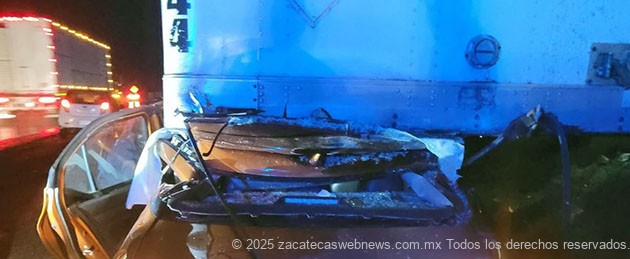 AUTOMOVILISTA SE METE DEBAJO DE UN TRÁILER EN CARRETERA A MORELOS; ESTÁ GRAVE