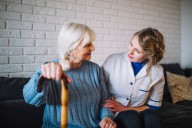 Cuidadores de adultos mayores: claves para un envejecimiento digno en casa
