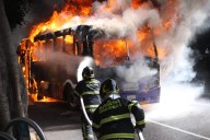 Corto circuito ocasiona incendio de unidad de transporte en Cuauhtémoc