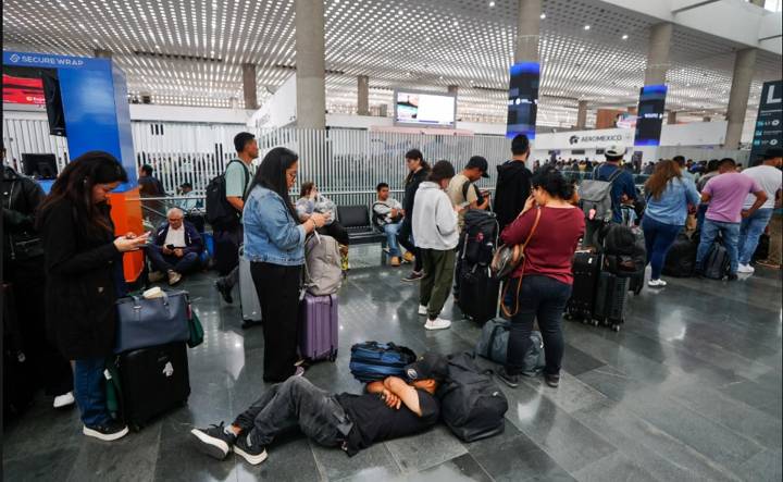 Tras fuertes lluvias que paralizaron vuelos y afectaron a miles, autoridades acuerdan acciones para garantizar operación en el AICM