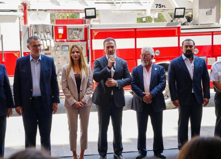 Entrega Adrián apoyo económico a Bomberos de Nuevo León