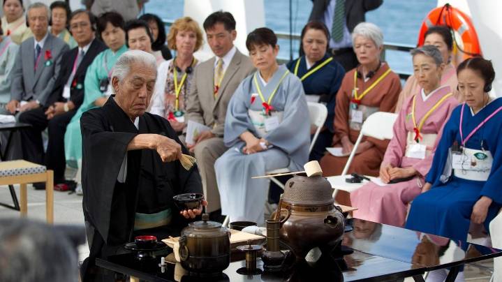 Genshitsu Sen, Japanese tea master and former Kamikaze pilot trainee, dies at 102