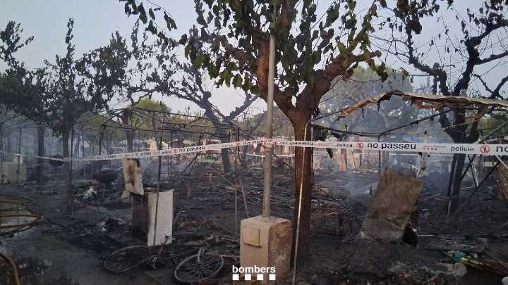 Casi 2.000 desalojados en un camping de El Vendrell por un incendio que ha quemado 14 caravanas y un coche