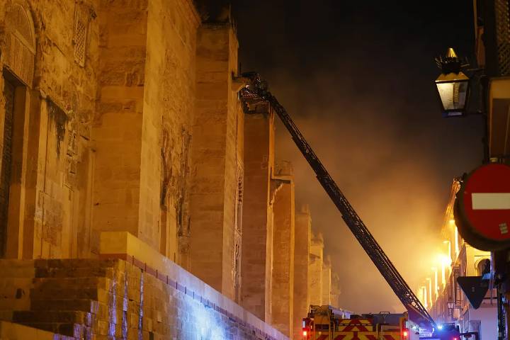 Extinguido el fuego en la Mezquita de Córdoba: "Habrá daños pero no será una catástrofe"