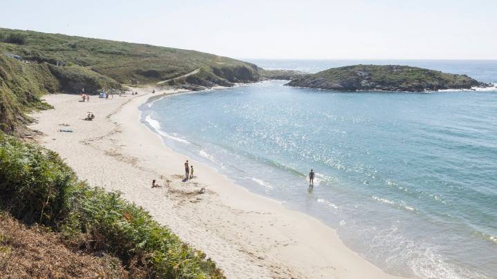 Rescatan a dos adultos y a un niño en la playa de Lires, en Cee