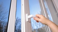 Piden a los hogares de España que cierren las ventanas y las persianas inmediatamente a partir de este día
