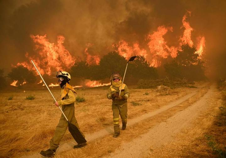 España afronta su gran fiesta de agosto con la respiración contenida por los incendios