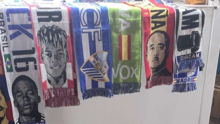 Polémica en la Feria de Málaga: un puesto vende bufandas de Franco