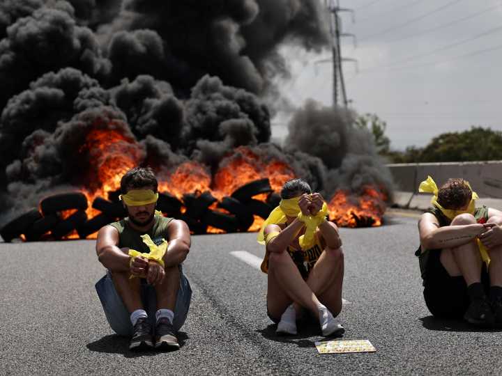 Tras el ataque al hospital, Israel bombardea Gaza y mata a decenas de personas: masivas protestas de familiares de rehenes