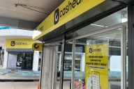 Papás aprovechan las aplicaciones de financiamientos para comprar uniformes escolares