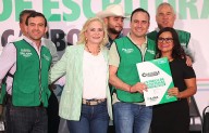 Manolo inicia la entrega de escrituras y prepara el reparto de útiles escolares en Coahuila