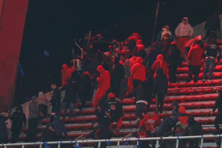 Padre de hincha empujado al vacío por barra de Independiente entrega una buena noticia: “Mi hijo está sin sedación pero sigue entubado”